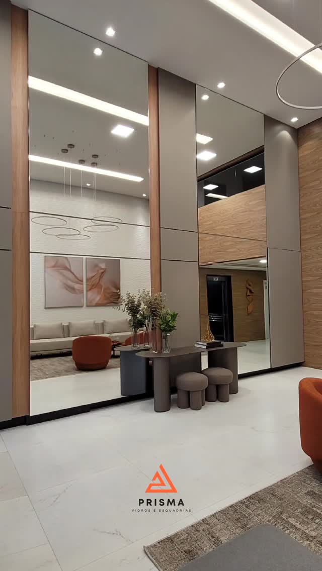 Hall residencial com espelhos e marcenaria de alto padrão executado pela Prisma